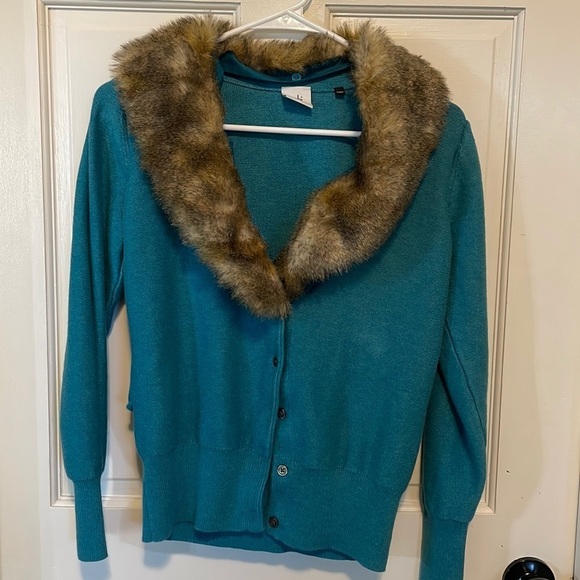 Cabi Teal Tearoom Cardigan With Removable Fur Collar. Size medium - Picture 2 of 9